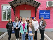 Участники экскурсии перед входом в музей