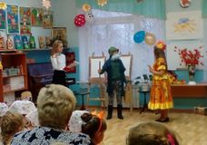 ведущая праздника (Калугина К.) помогла встретиться королеве Осени (Шитова Н.) со старичком-лесовичком (Фадеев К.)