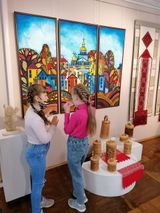 Юные учащиеся активно рассматривают выставку