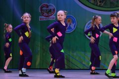 группа Акварельки - танец Попрыгушки